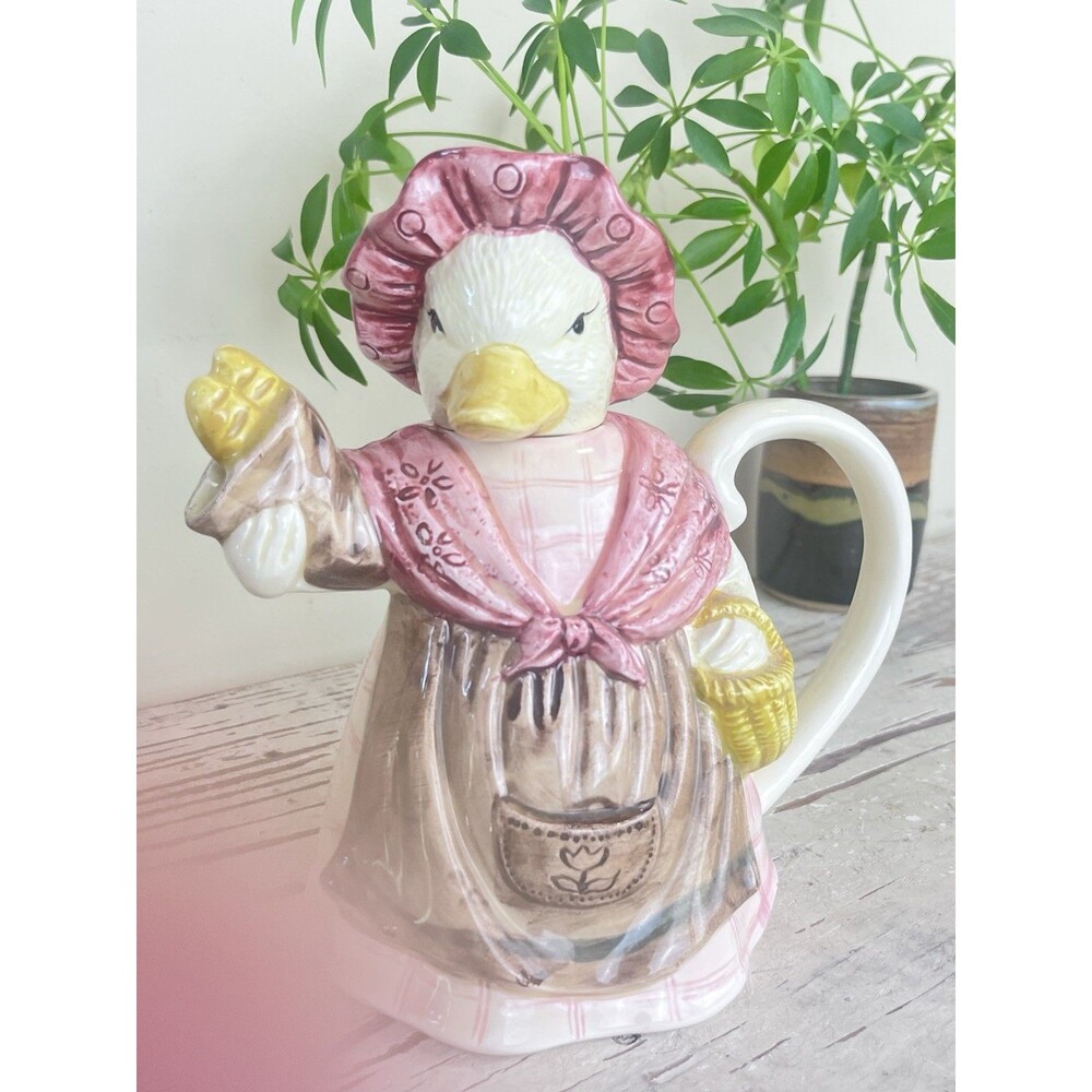 Charming Vintage Beatrix Potter Mother Goose Figurine Teapot / Japan / Cottage